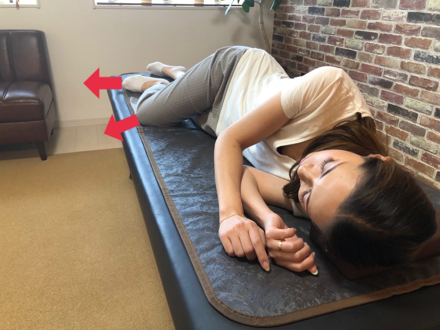 横向きに寝ると ひざの痛み が出やすい理由 滋賀県草津市の整体 口コミで評判の姿勢矯正整体院スタジオラクト